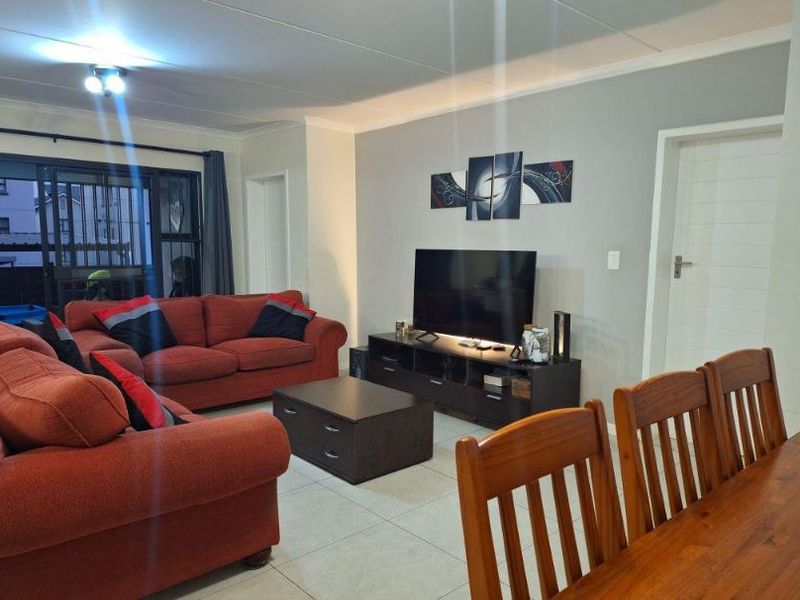 Modern 3-Bedroom Ground Floor Apartment in Fish Eagle View, Modderfontein! - Photo 5