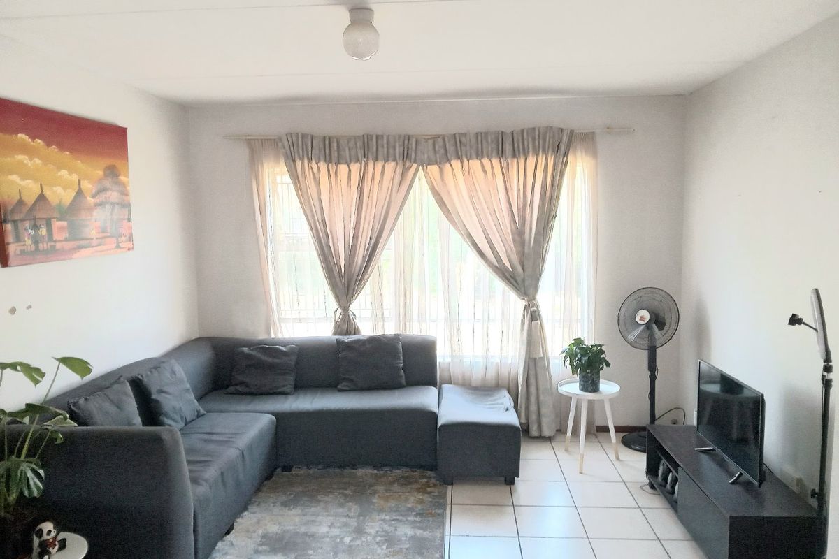 2 Bedroom 1 Bathroom Apartment  - Photo 2