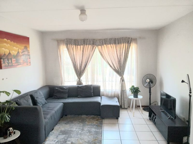 2 Bedroom 1 Bathroom Apartment  - Photo 2