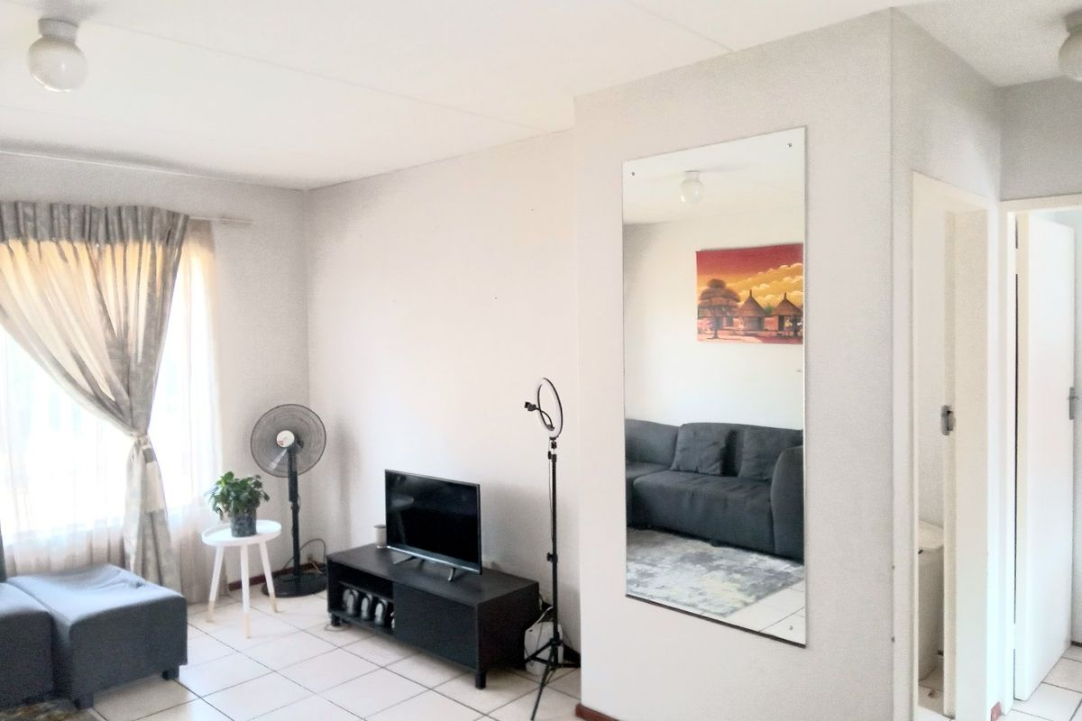 2 Bedroom 1 Bathroom Apartment  - Photo 3