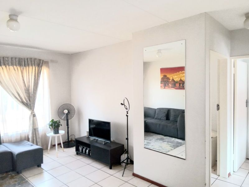 2 Bedroom 1 Bathroom Apartment  - Photo 3