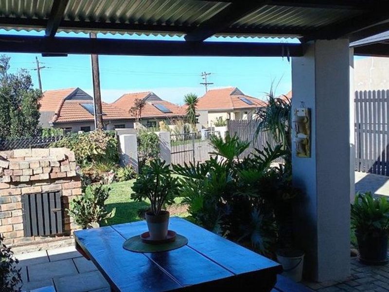 Kidds Beach Umlele Heights Just Move In and Enjoy! Immaculate Home in Secure Estate – Shared Mandate - Photo 2