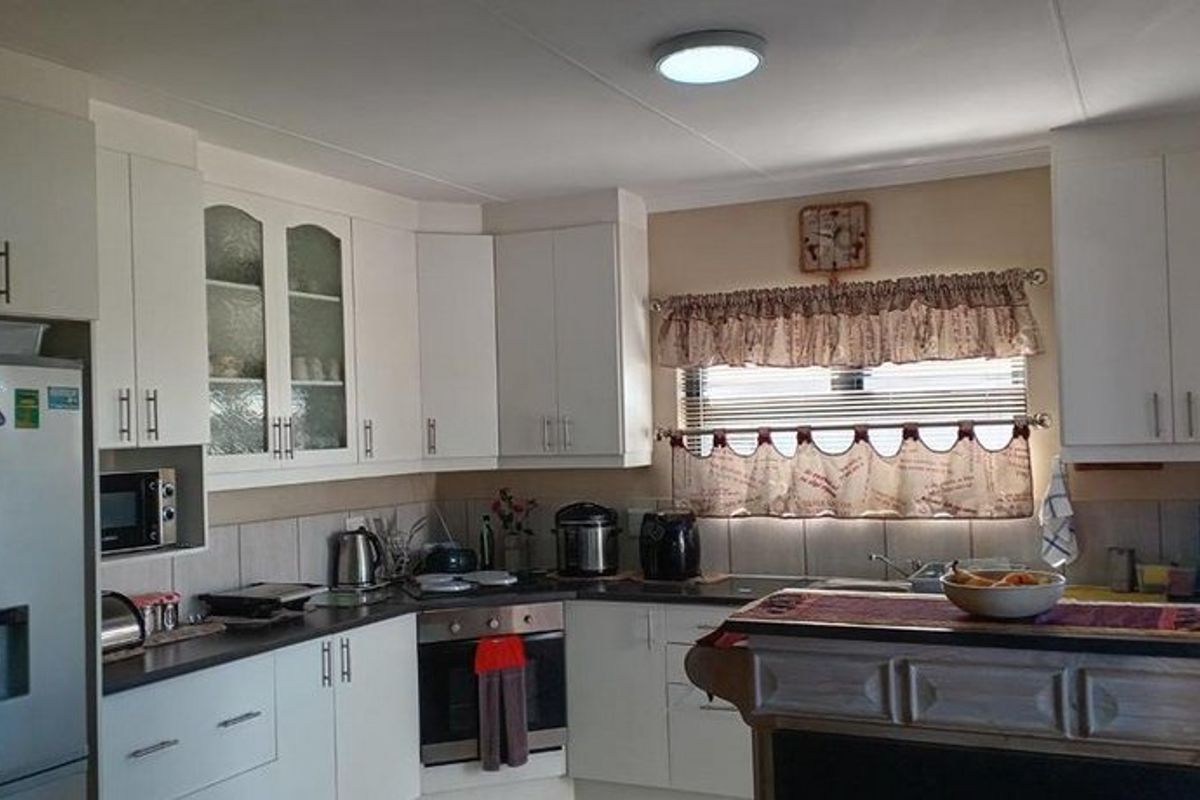 Kidds Beach Umlele Heights Just Move In and Enjoy! Immaculate Home in Secure Estate – Shared Mandate - Photo 5