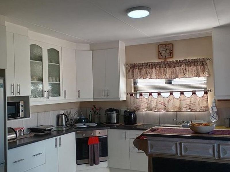 Kidds Beach Umlele Heights Just Move In and Enjoy! Immaculate Home in Secure Estate – Shared Mandate - Photo 5