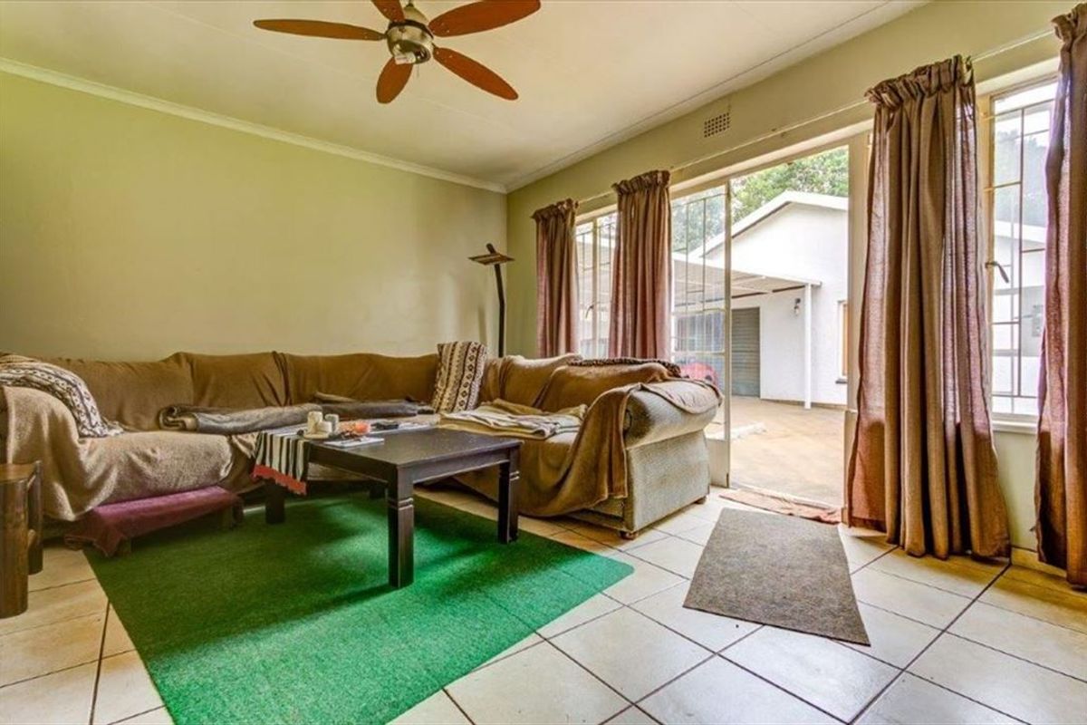 Cozy 3-Bedroom Home with En-Suite and Garage - Photo 2