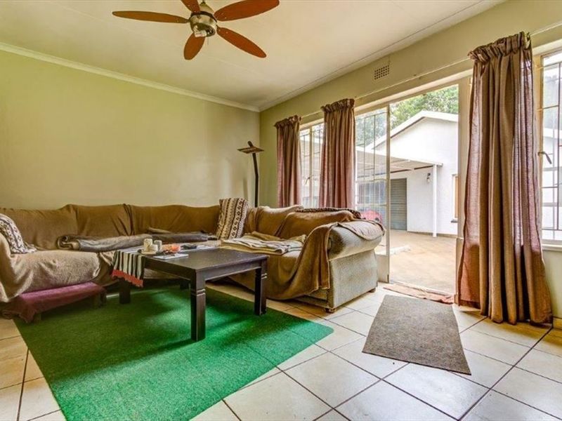 Cozy 3-Bedroom Home with En-Suite and Garage - Photo 2