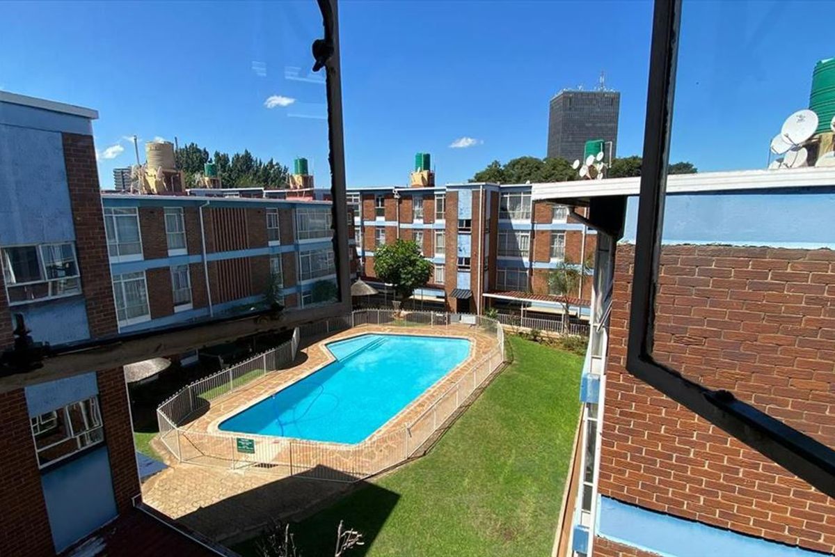 Affordable 2-Bedroom Starter Home with Pool - Photo 3