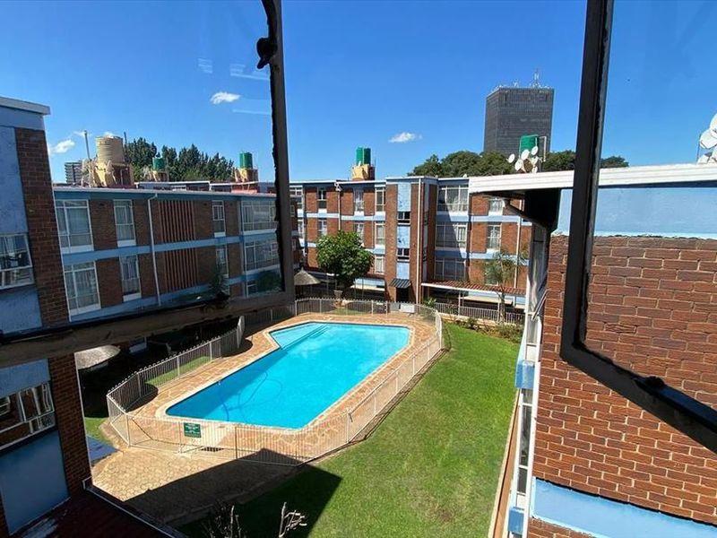 Affordable 2-Bedroom Starter Home with Pool - Photo 3