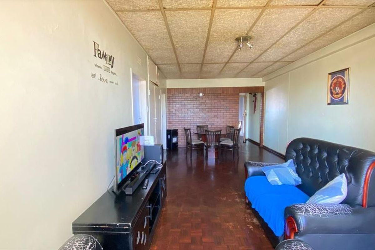 Affordable 2-Bedroom Starter Home with Pool - Photo 2