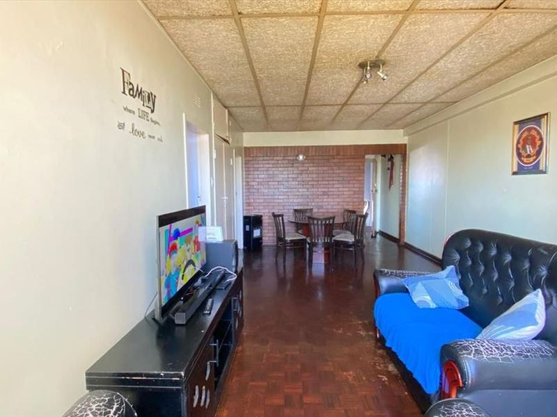 Affordable 2-Bedroom Starter Home with Pool - Photo 2