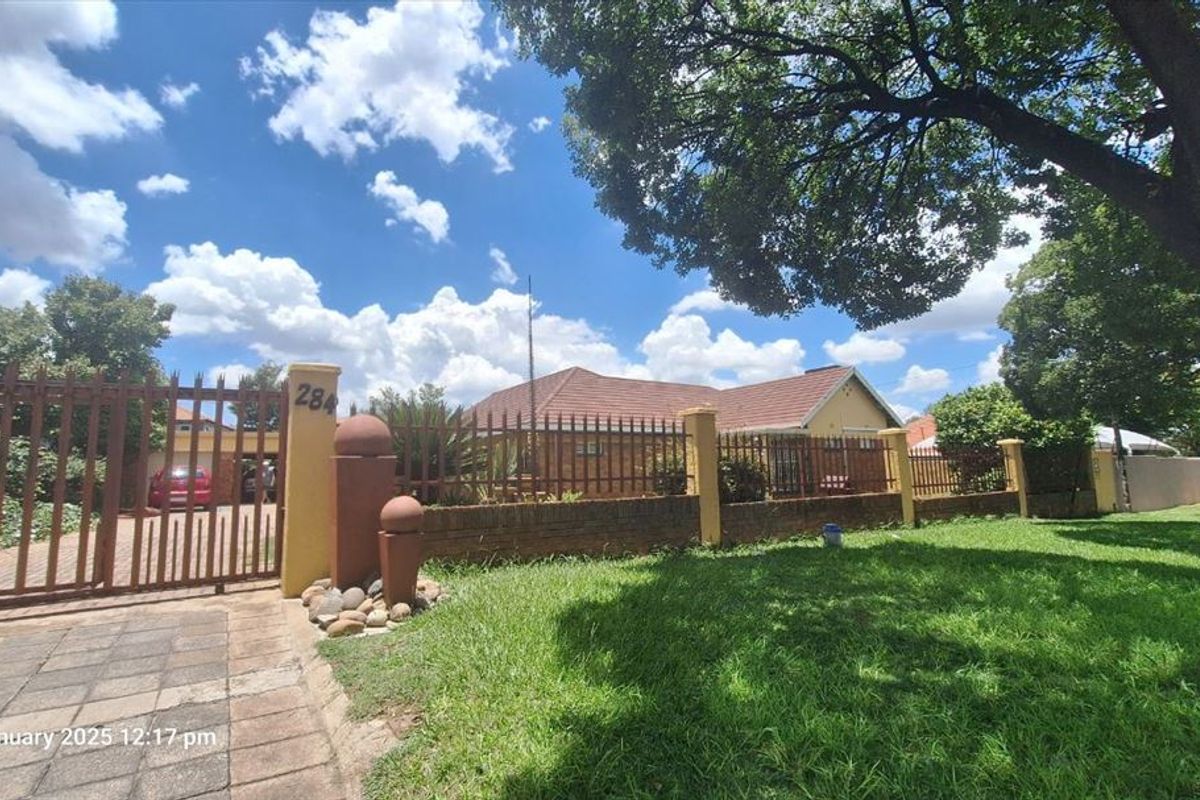 Charming 3-Bedroom Family Home with Pool and Double Garage - Photo 3