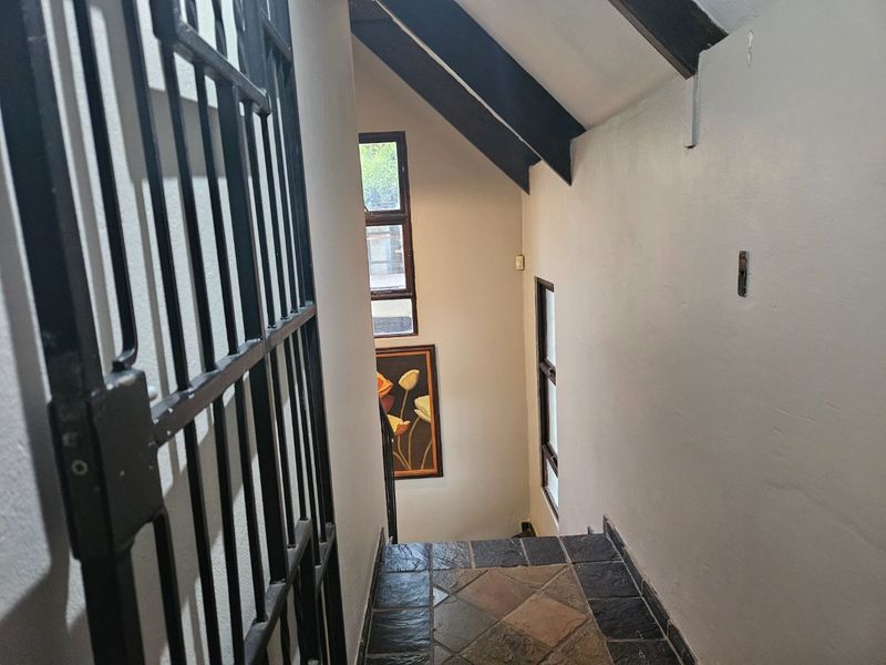 Freestanding French-Inspired three-Bedroom Home in Exclusive Rustic Estate!!! - Photo 10