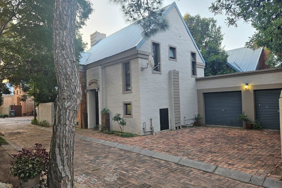 Freestanding French-Inspired three-Bedroom Home in Exclusive Rustic Estate!!! - Photo 2