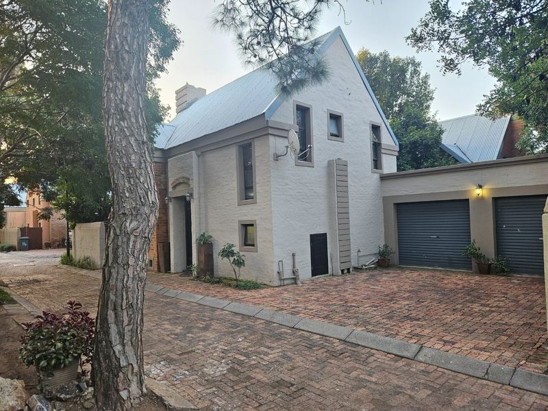 Freestanding French-Inspired three-Bedroom Home in Exclusive Rustic Estate!!! - Photo 2