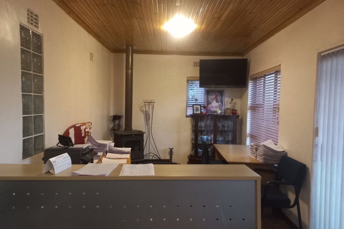 4 bedroom family home with pool, close to public transport - Photo 3