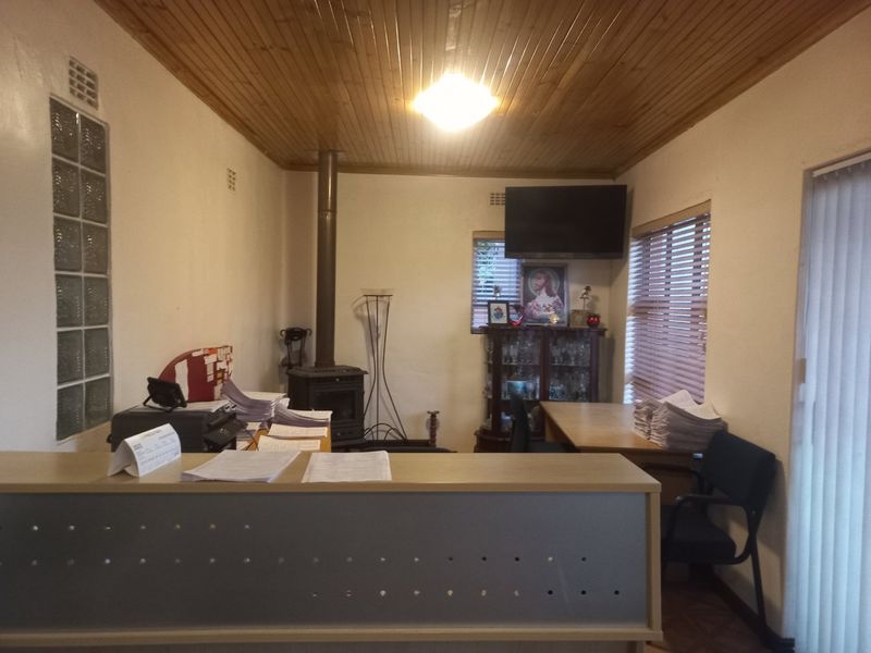 4 bedroom family home with pool, close to public transport - Photo 3