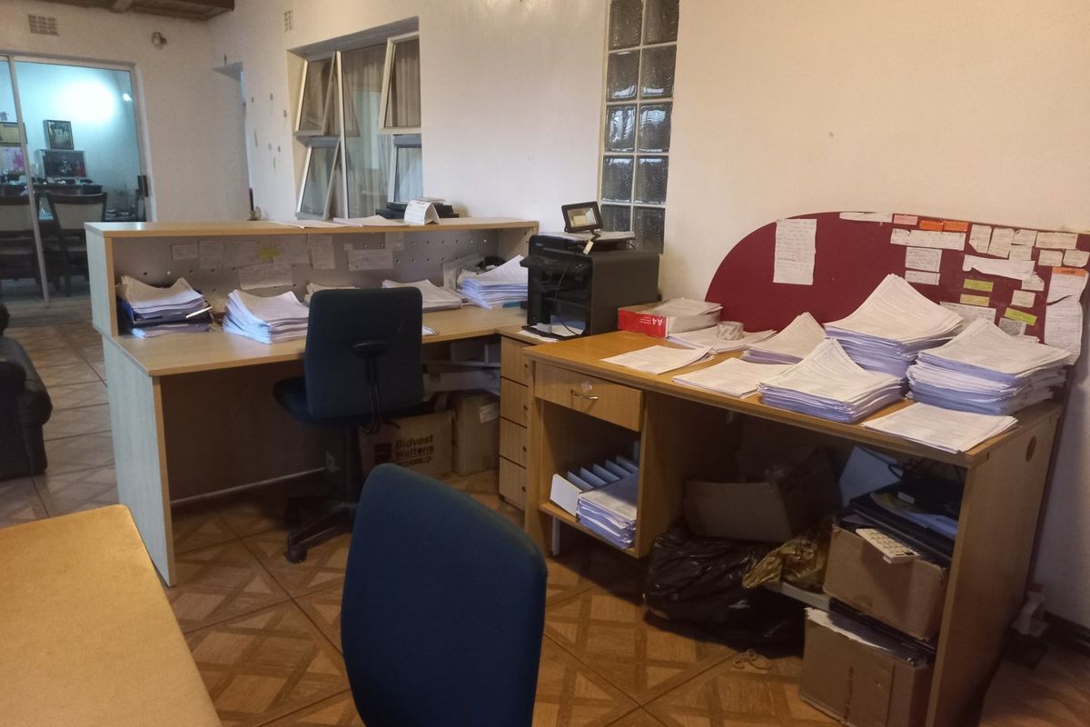 4 bedroom family home with pool, close to public transport - Photo 5