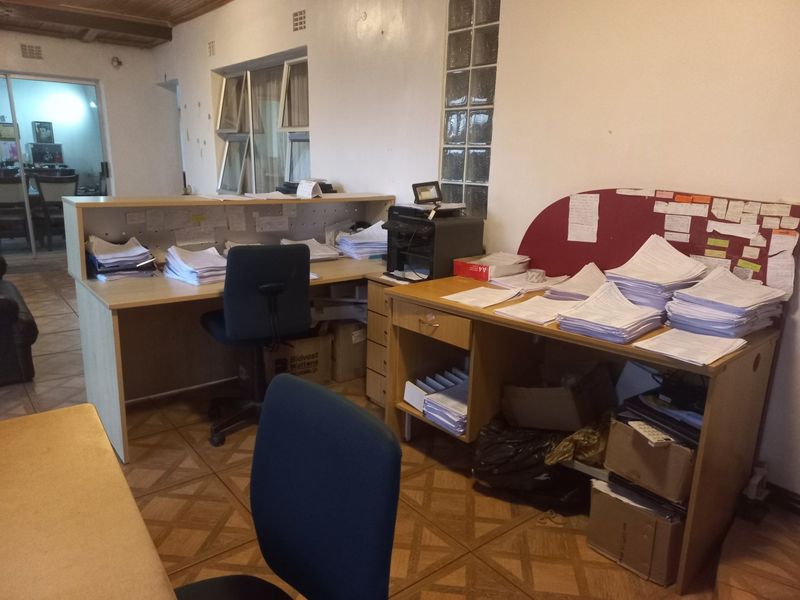 4 bedroom family home with pool, close to public transport - Photo 5