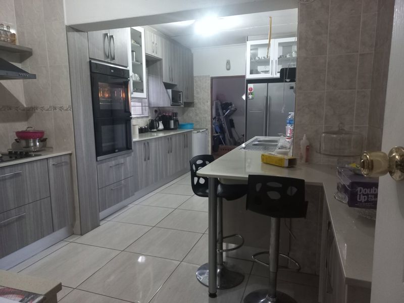 4 bedroom family home with pool, close to public transport - Photo 9