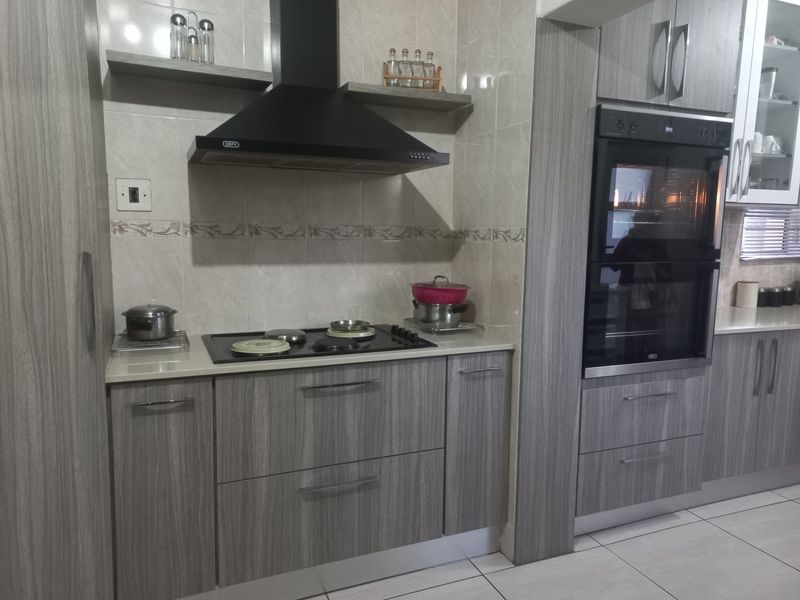 4 bedroom family home with pool, close to public transport - Photo 10