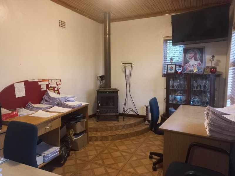 4 bedroom family home with pool, close to public transport - Photo 8