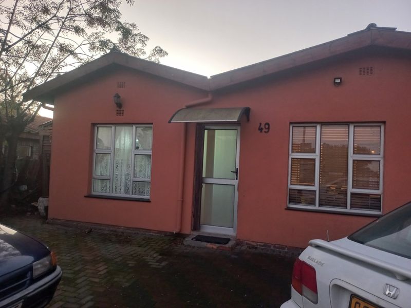 4 bedroom family home with pool, close to public transport - Photo 2