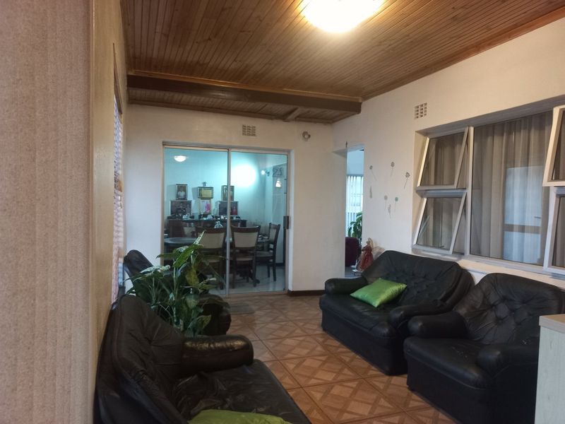 4 bedroom family home with pool, close to public transport - Photo 6