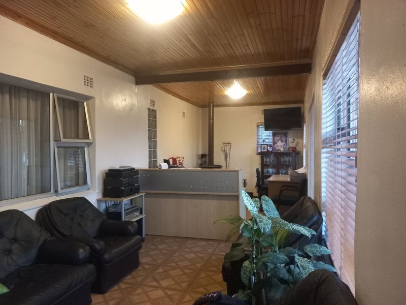 4 bedroom family home with pool, close to public transport - Photo 7