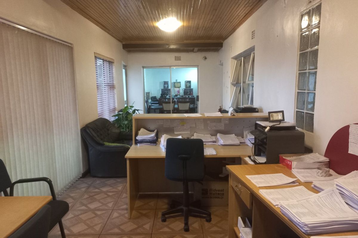 4 bedroom family home with pool, close to public transport - Photo 4