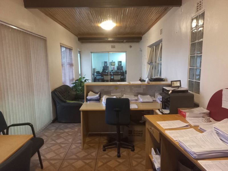 4 bedroom family home with pool, close to public transport - Photo 4