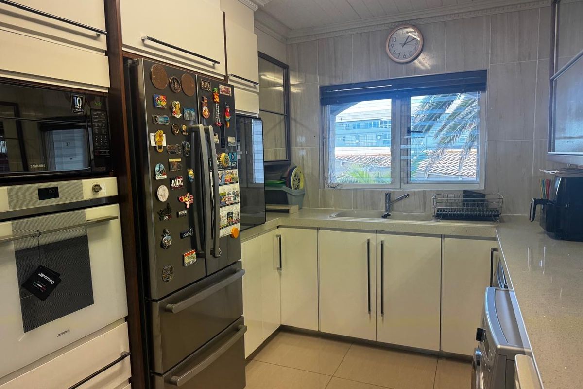 Beachfront Bliss – Modern 3-Bedroom Apartment - Photo 5