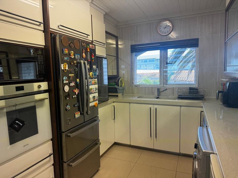 Beachfront Bliss – Modern 3-Bedroom Apartment - Photo 5