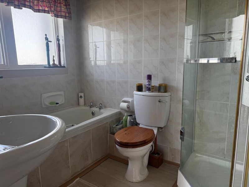 Beachfront Bliss – Modern 3-Bedroom Apartment - Photo 9