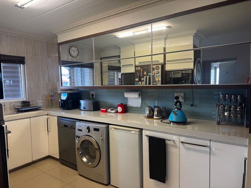 Beachfront Bliss – Modern 3-Bedroom Apartment - Photo 6