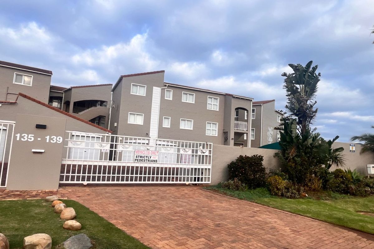 Beachfront Bliss – Modern 3-Bedroom Apartment - Photo 2