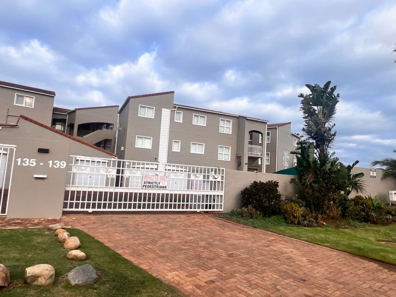 Beachfront Bliss – Modern 3-Bedroom Apartment - Photo 2