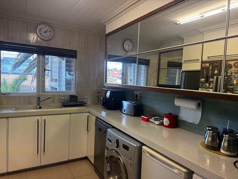 Beachfront Bliss – Modern 3-Bedroom Apartment - Photo 4