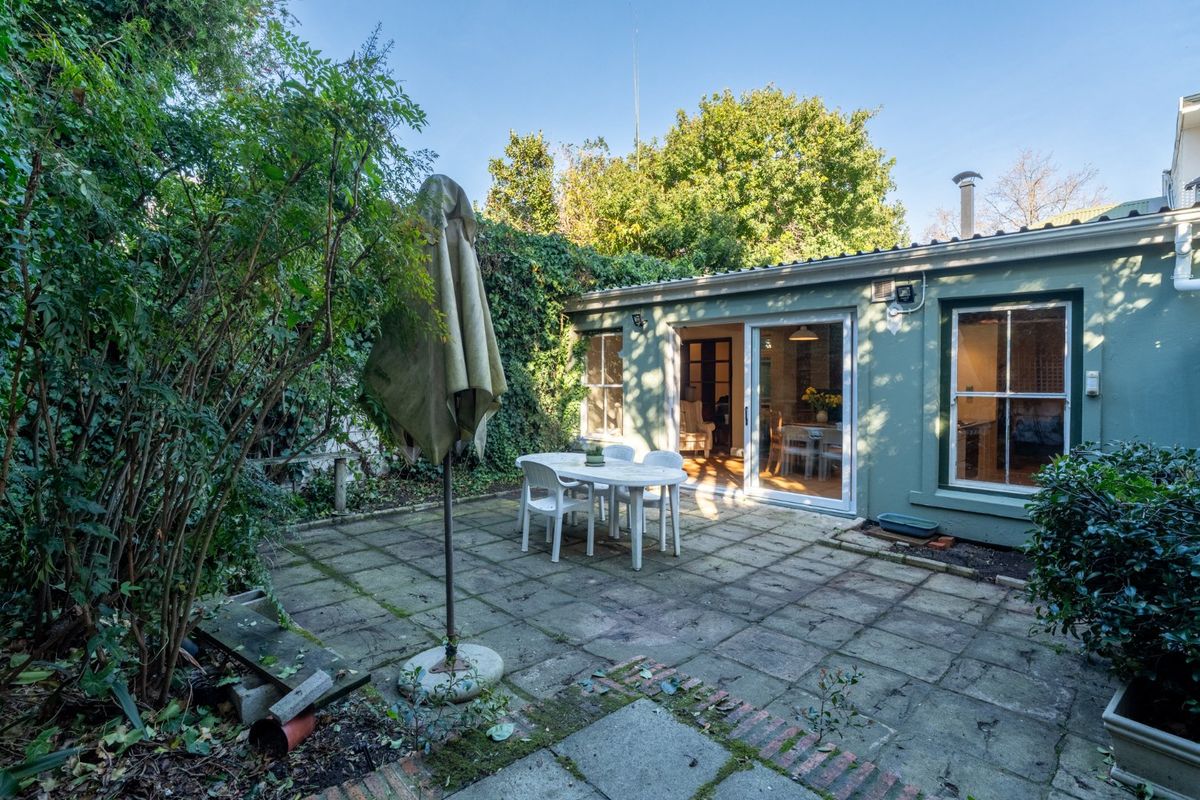 Charming Chelsea Cottage with North-Facing Garden on quiet lane - Photo 2