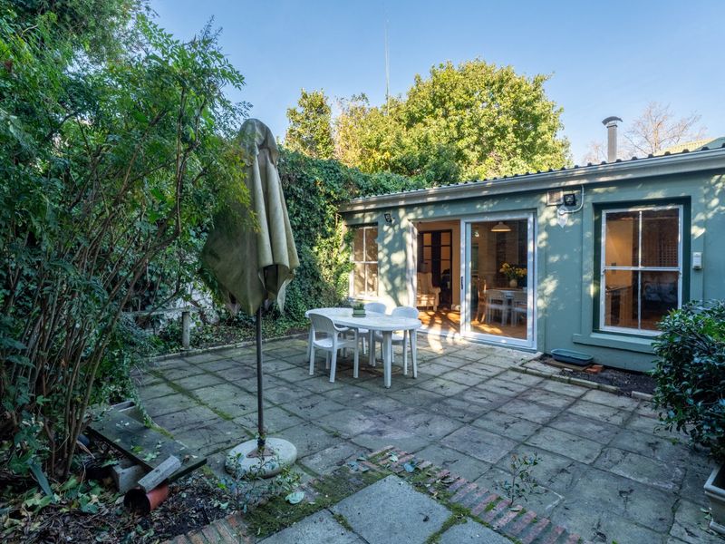Charming Chelsea Cottage with North-Facing Garden on quiet lane - Photo 2