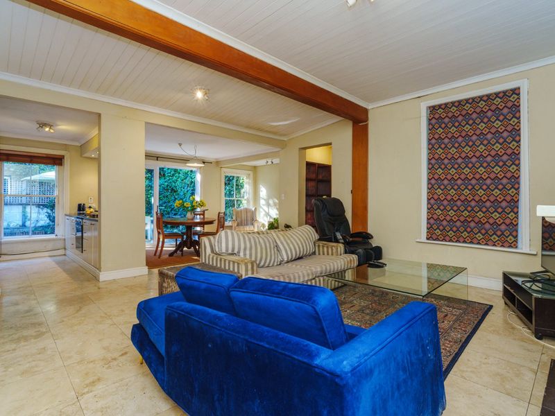 Charming Chelsea Cottage with North-Facing Garden on quiet lane - Photo 8