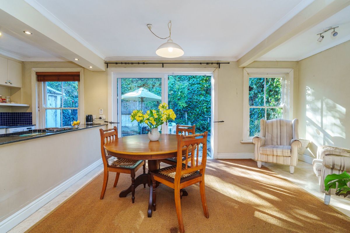 Charming Chelsea Cottage with North-Facing Garden on quiet lane - Photo 5