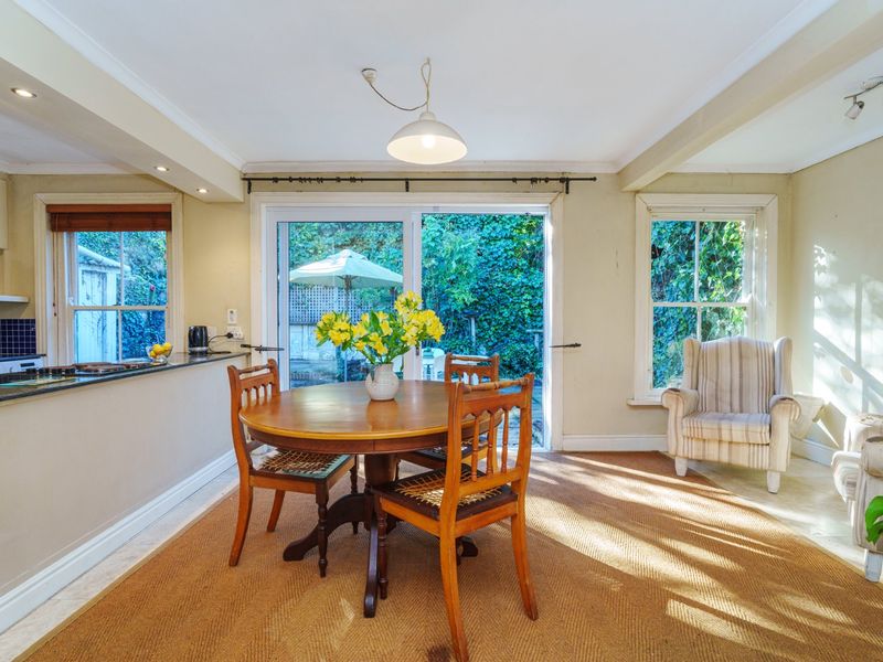 Charming Chelsea Cottage with North-Facing Garden on quiet lane - Photo 5