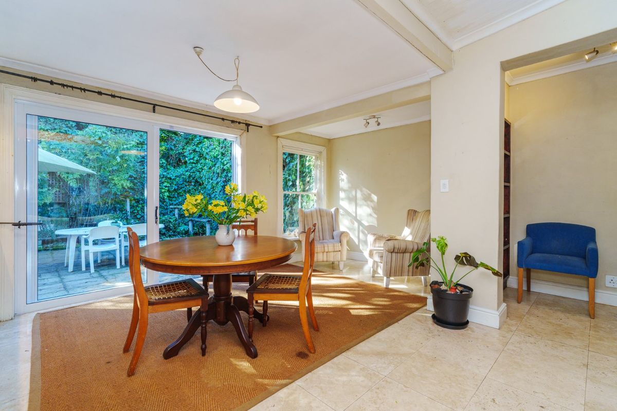 Charming Chelsea Cottage with North-Facing Garden on quiet lane - Photo 4