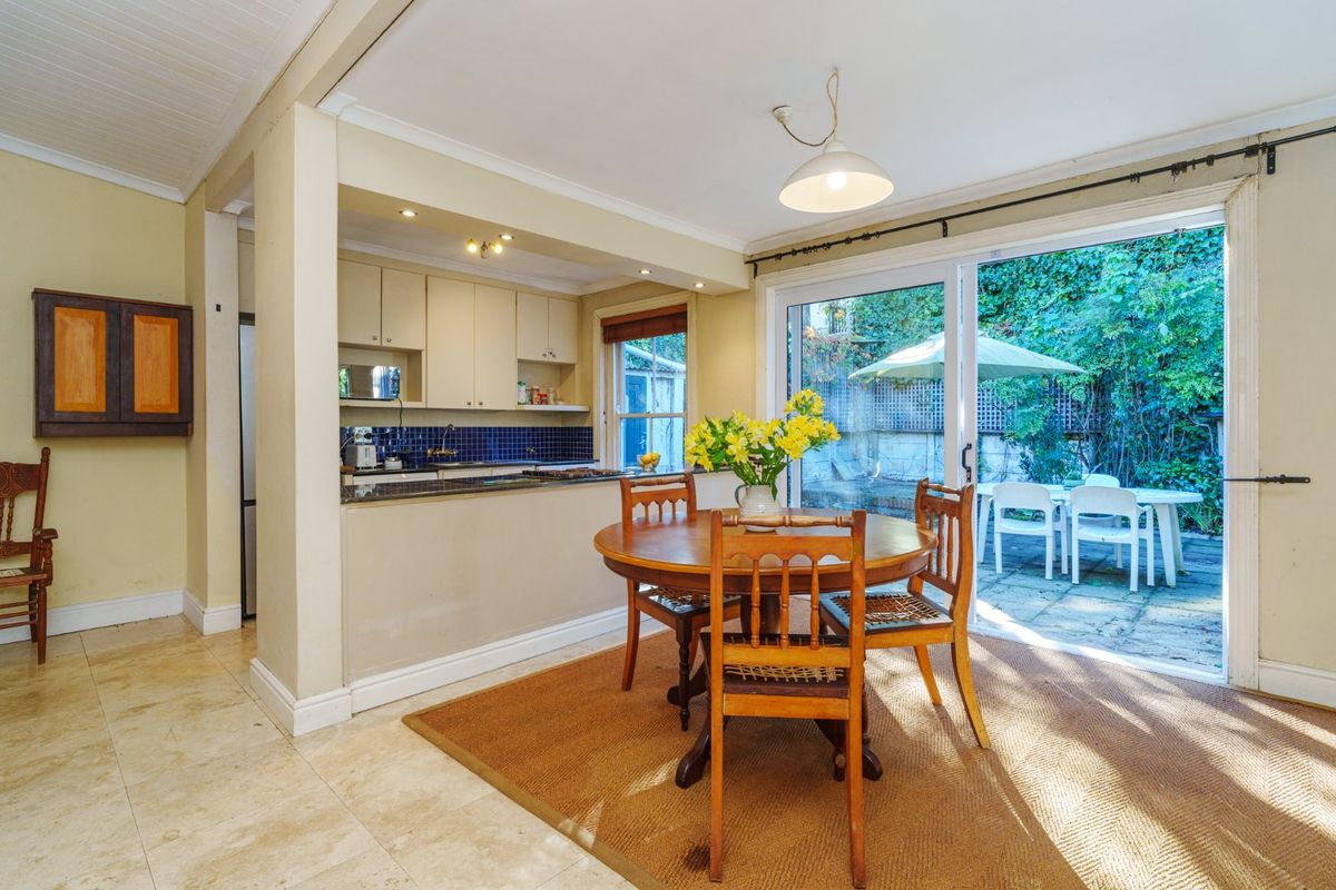 Charming Chelsea Cottage with North-Facing Garden on quiet lane - Photo 3