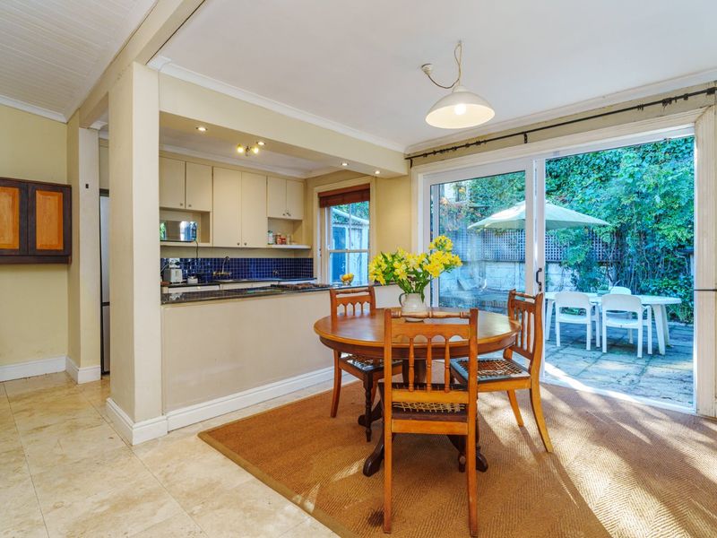 Charming Chelsea Cottage with North-Facing Garden on quiet lane - Photo 3