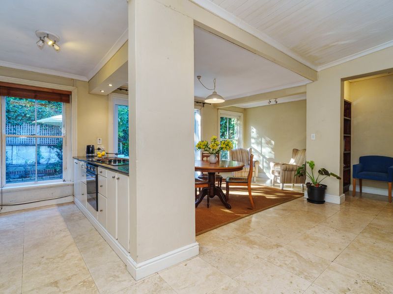 Charming Chelsea Cottage with North-Facing Garden on quiet lane - Photo 6