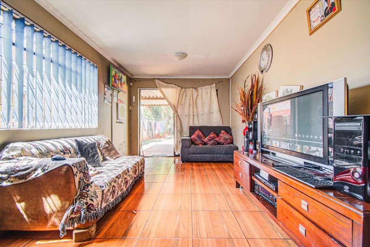 Spacious Family Home with Dual Granny Flats - Photo 2