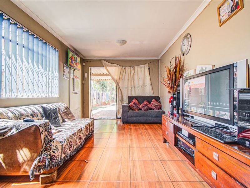 Spacious Family Home with Dual Granny Flats - Photo 2