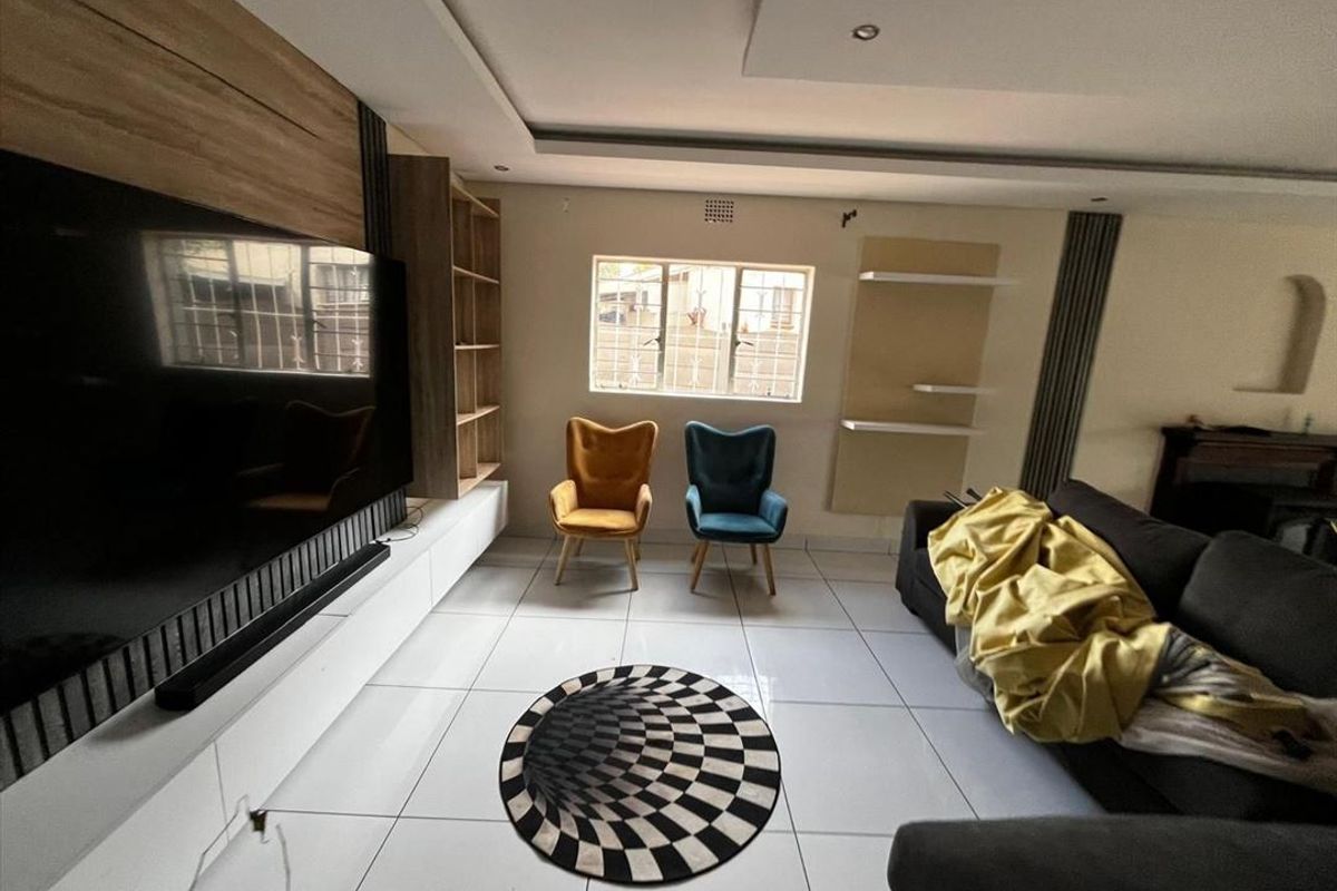 Spacious Family Home with Pool and Ample Parking - Photo 2