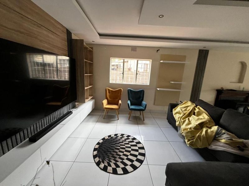 Spacious Family Home with Pool and Ample Parking - Photo 2